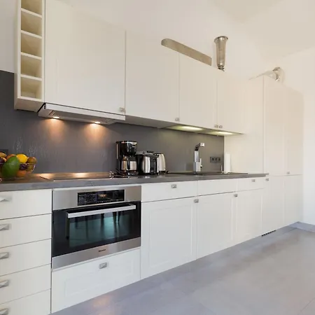 Duenenpalais App 23 *